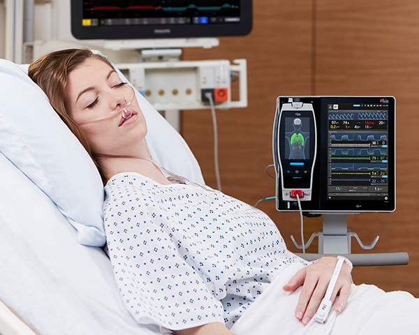 Patient qui porte une canule avec moniteur Root affichant les paramètres de capnographie