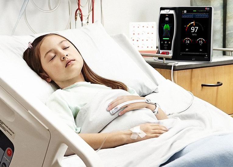 Masimo – Enfant qui utilise la RRp dans un lit d’hôpital